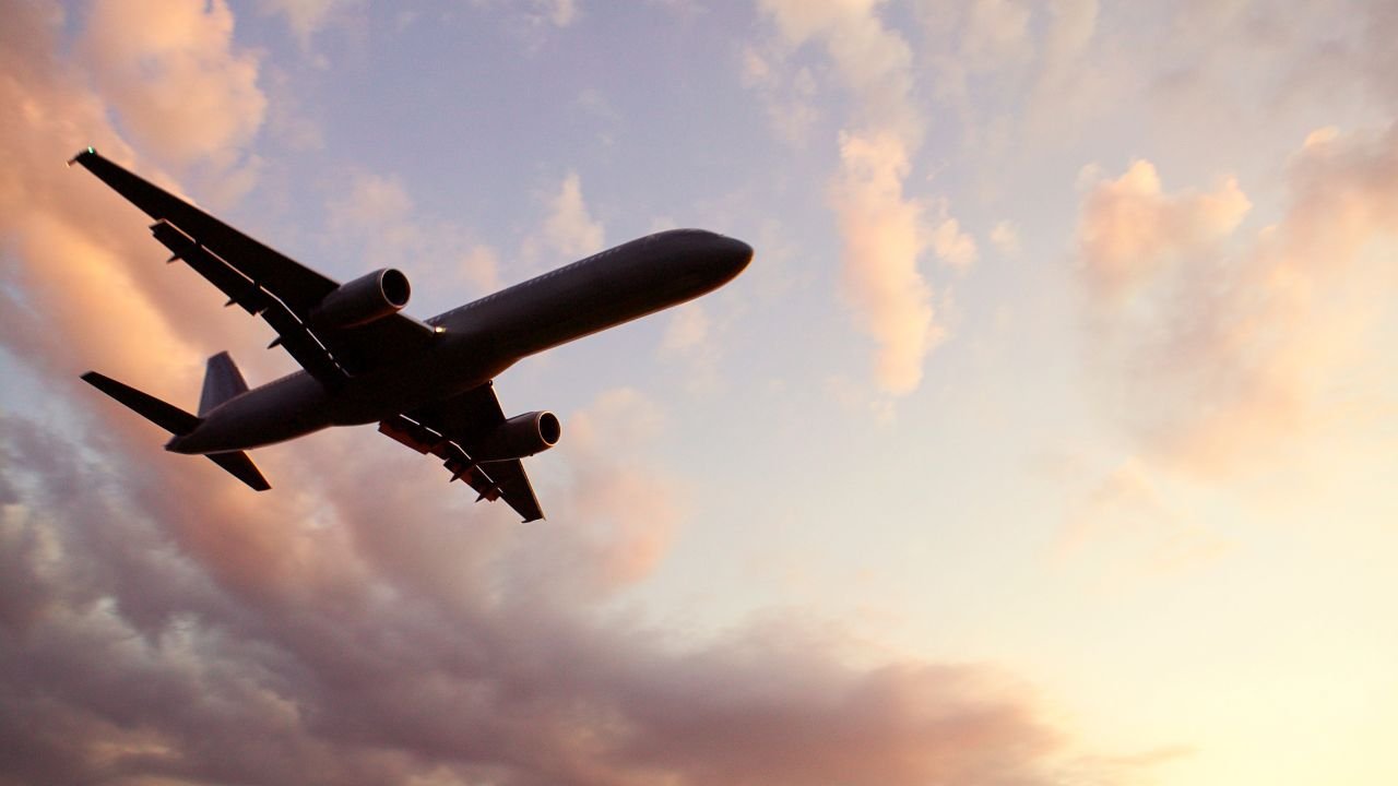 Samolot na niebie o zachodzie słońca