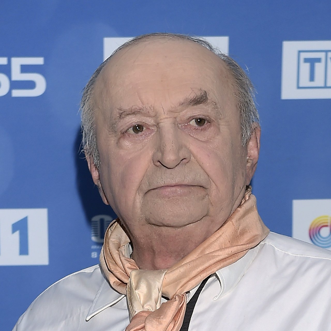 Bohdan Łazuka w beżowej hustce