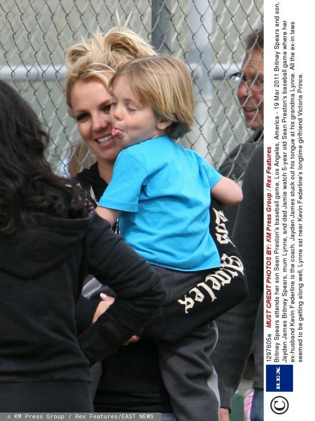 Britney Spears i jej starszy syn, Sean Preston, w 2011 roku. Piosenkarka trzyma dziecko na rękach