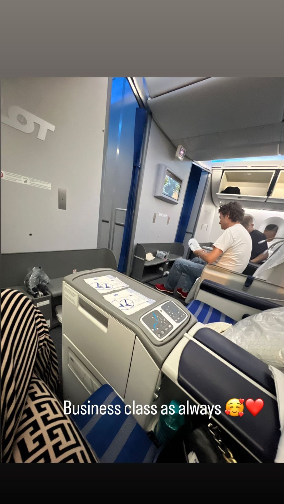 zdjęcie Piotra Rubika w samolocie