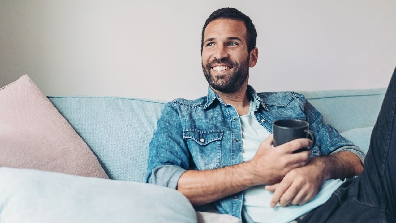 uśmiechnięty mężczyzna na kanapie