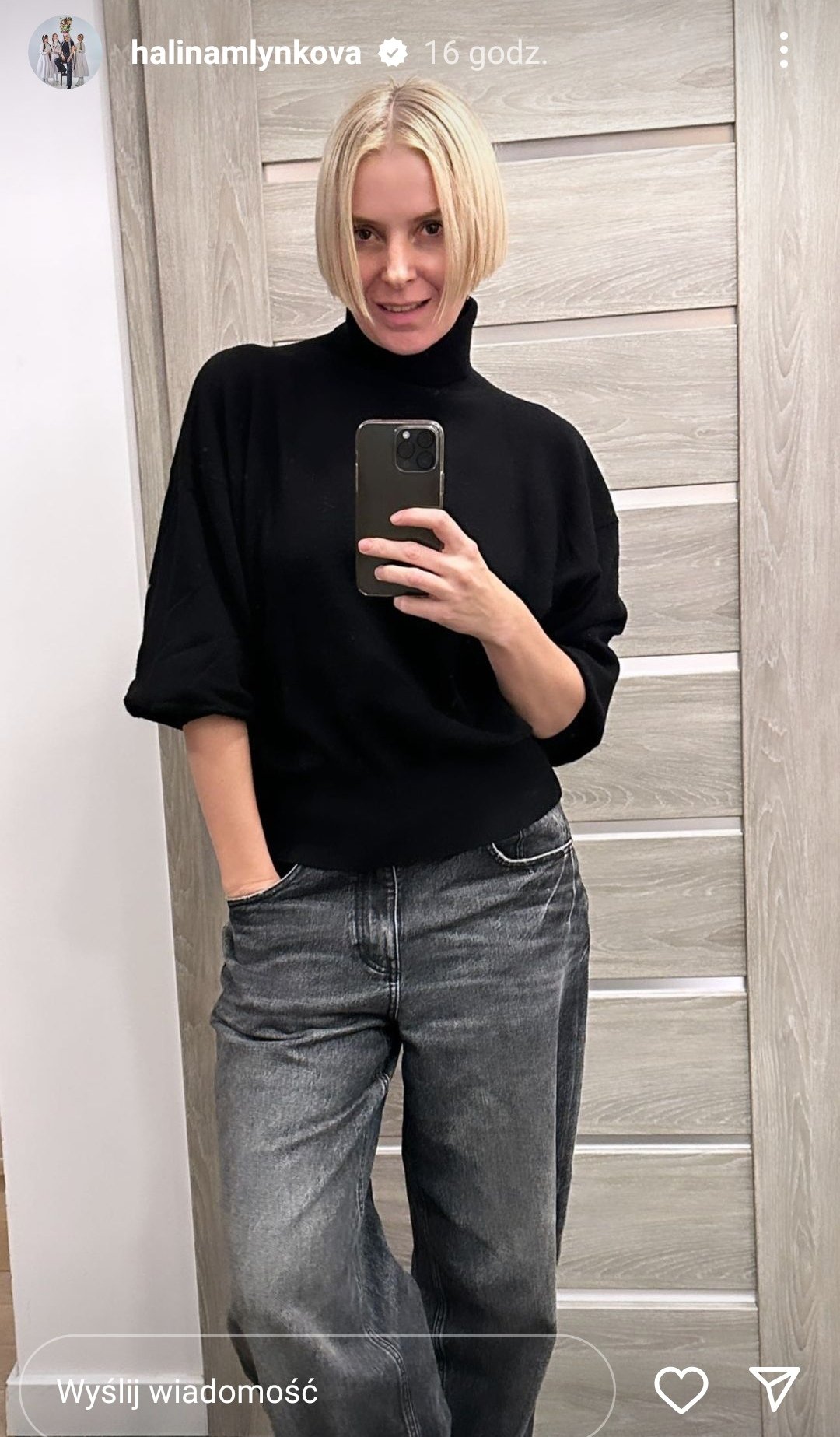 halina-mlynkova stoi i robi selfie