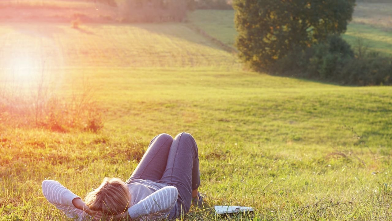 Kobieta leży na trawie zielonej