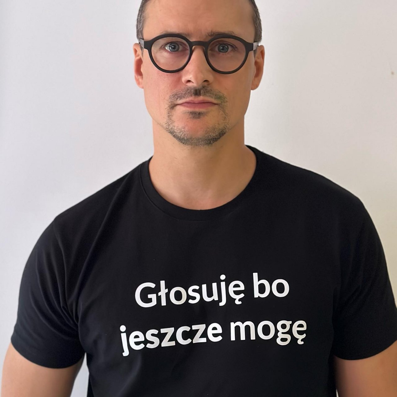 Mateusz Damięcki w koszulce z napisem "Głosuję bo jeszcze mogę"