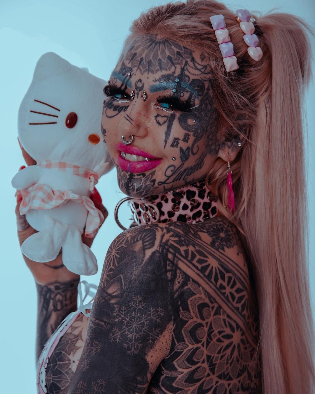 Amber Luke ze spinkami we włosach i maskotką Hello Kitty