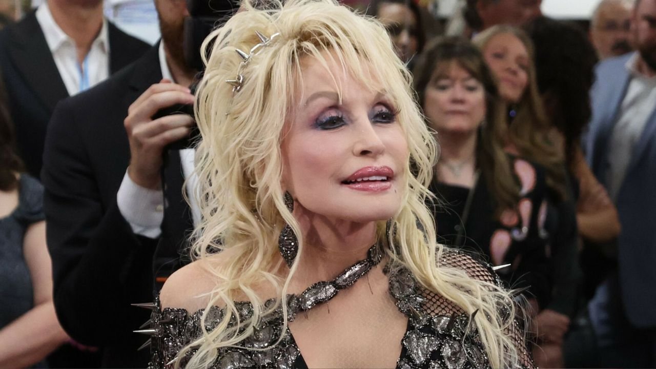 77-letnia Dolly Parton wystąpiła w stroju cheerleaderki. "To nasz skarb narodowy!", piszą fani
