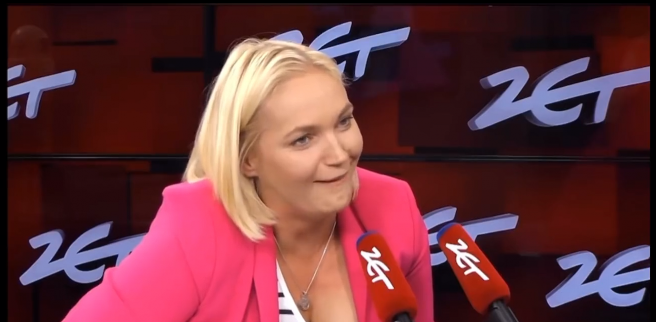 Dominika Chorosińka w różowej marynarce, zdziwiona mina
