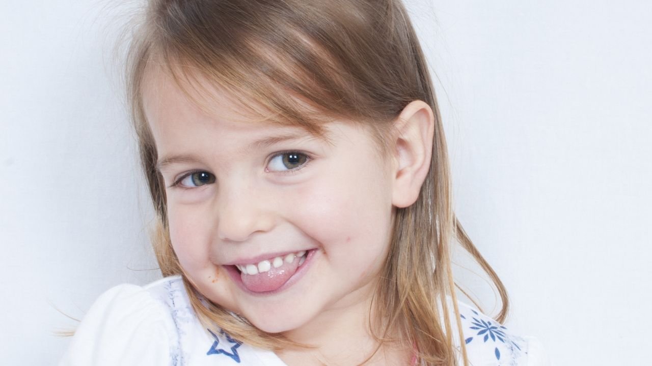 zbliżenie na twarz uśmiechniętej dziewczynki