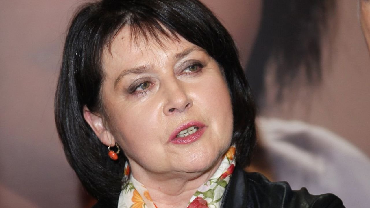 Elżbieta Jaworowicz porzuca powagę dla komików. Fani legendarnej dziennikarki osłupieli: "Będziemy płakać ze śmiechu"