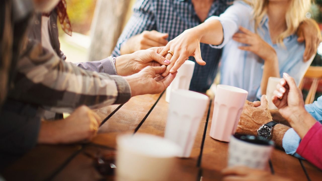 Kobieta pokazuje pierścionek zaręczynowy