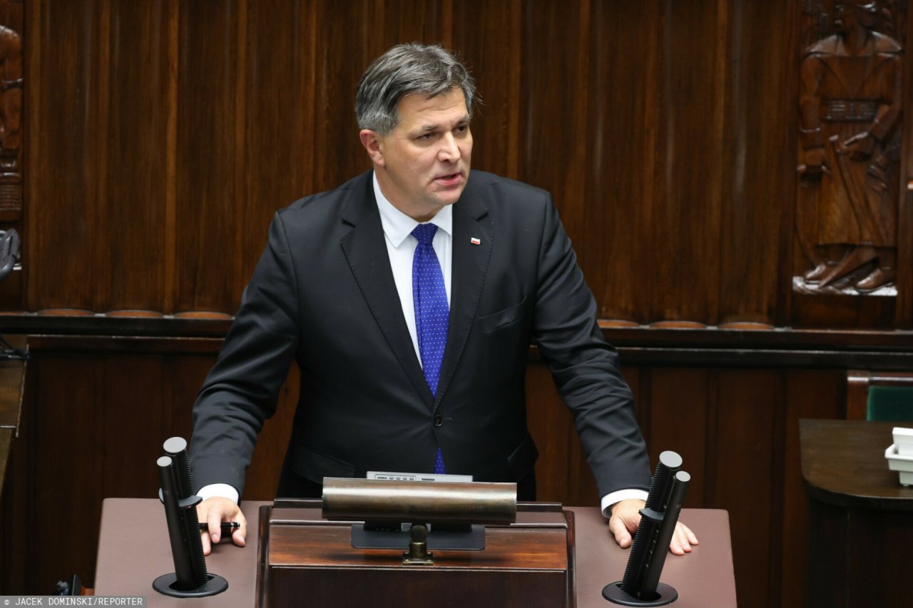 Piotr Kaleta stoi na mównicy sejmowej