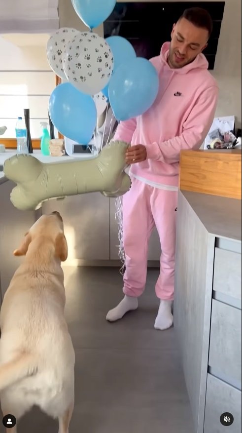 Robert Salla trzyma balony dla psa