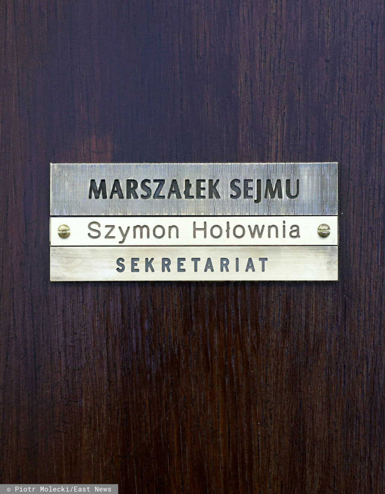 Szymon Hołownia, marszałek Sejmu, napis na drzwiach