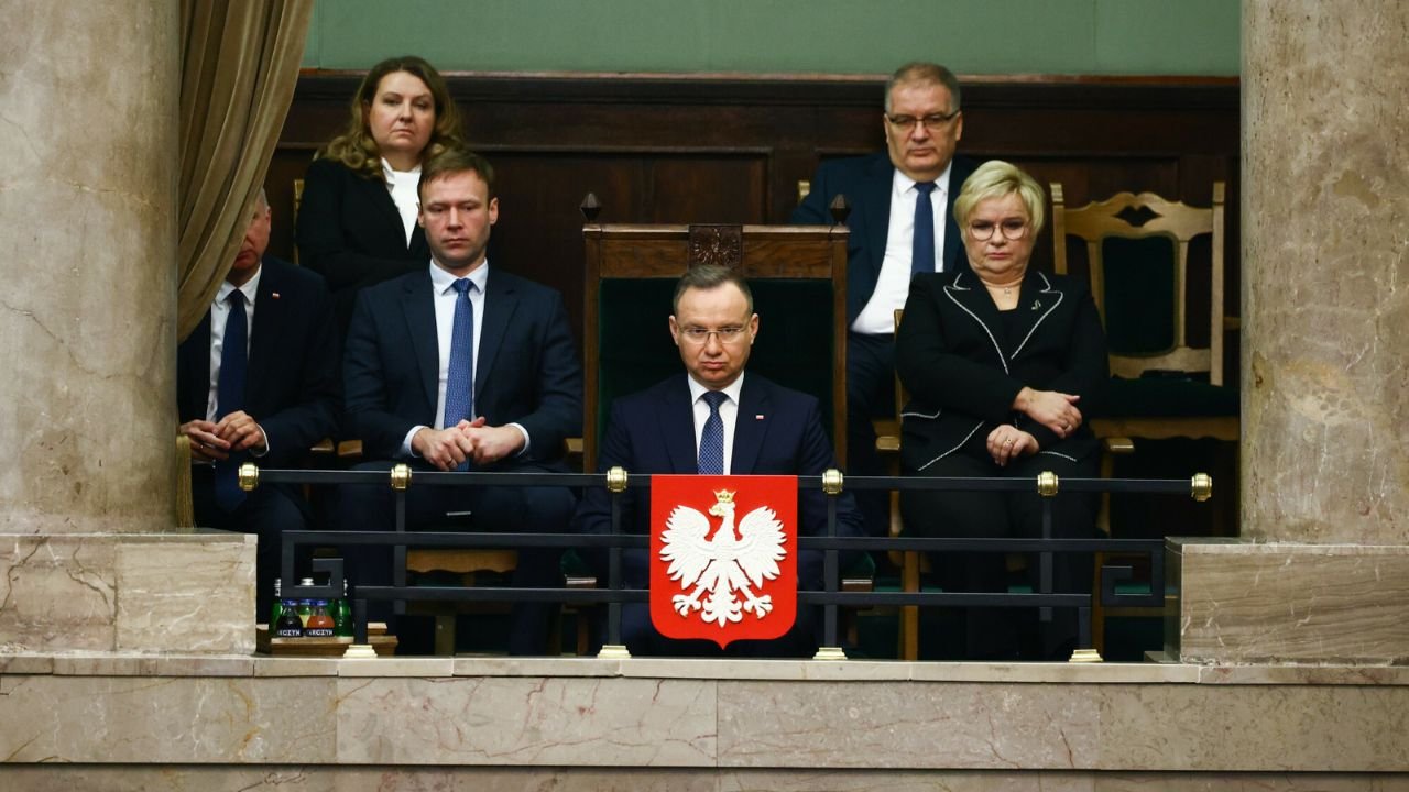 Niezadowolony Andrzej stroił miny na ul. Wiejskiej. Internauci skomentowali to memami!