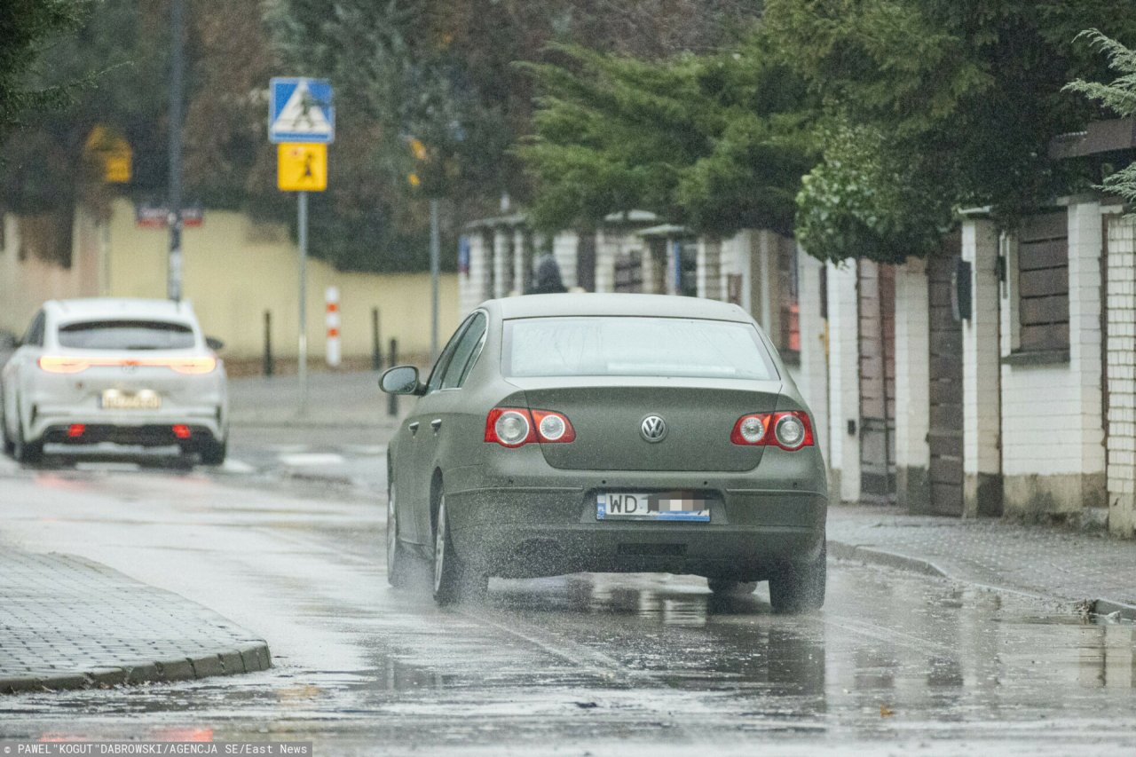 Antoni Macierewicz sam kieruje samochodem, szarym wolkswagenem
