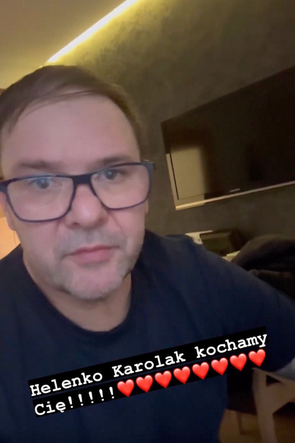 Tomasz Karolak w okularach korekcyjnych ubrany w czarny sweter