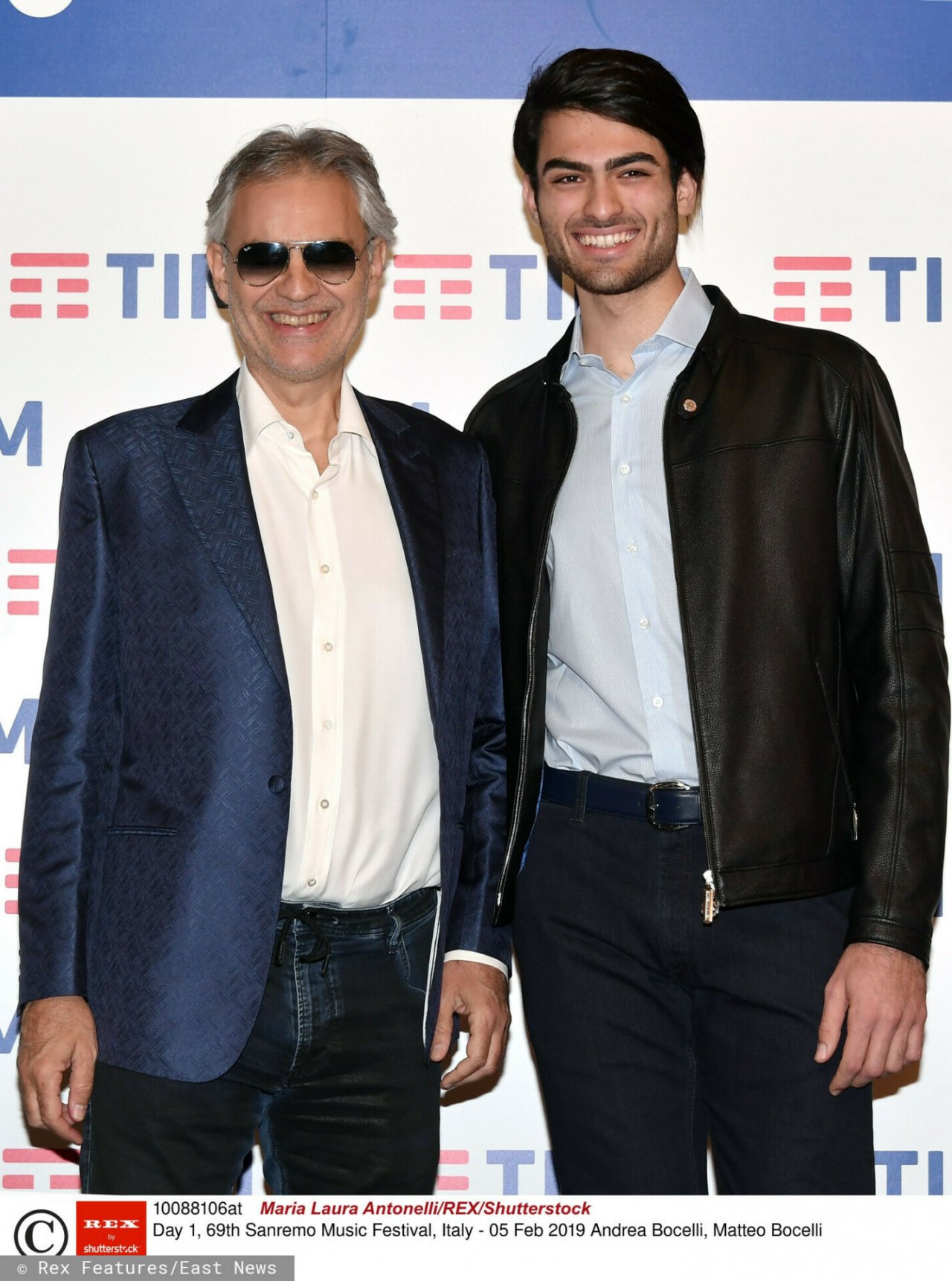 Uśmiechnięci Andrea i Matteo Bocelli na ściance