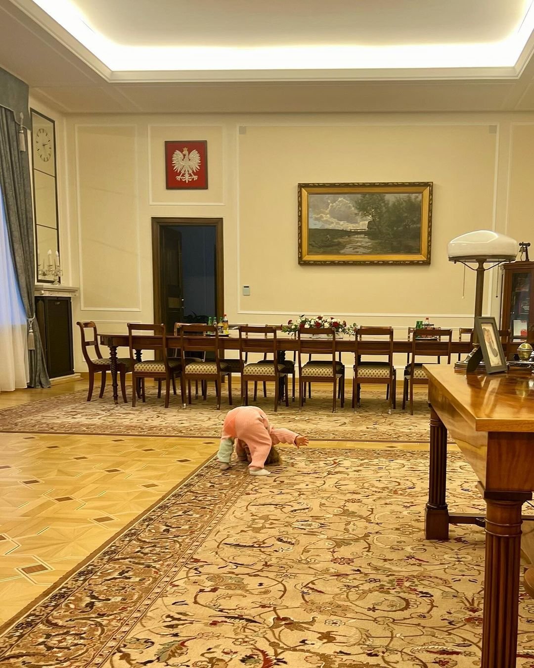 Gabinet w Sejmie, wyłożony dywanami, na których córka Hołowni robi fikołka