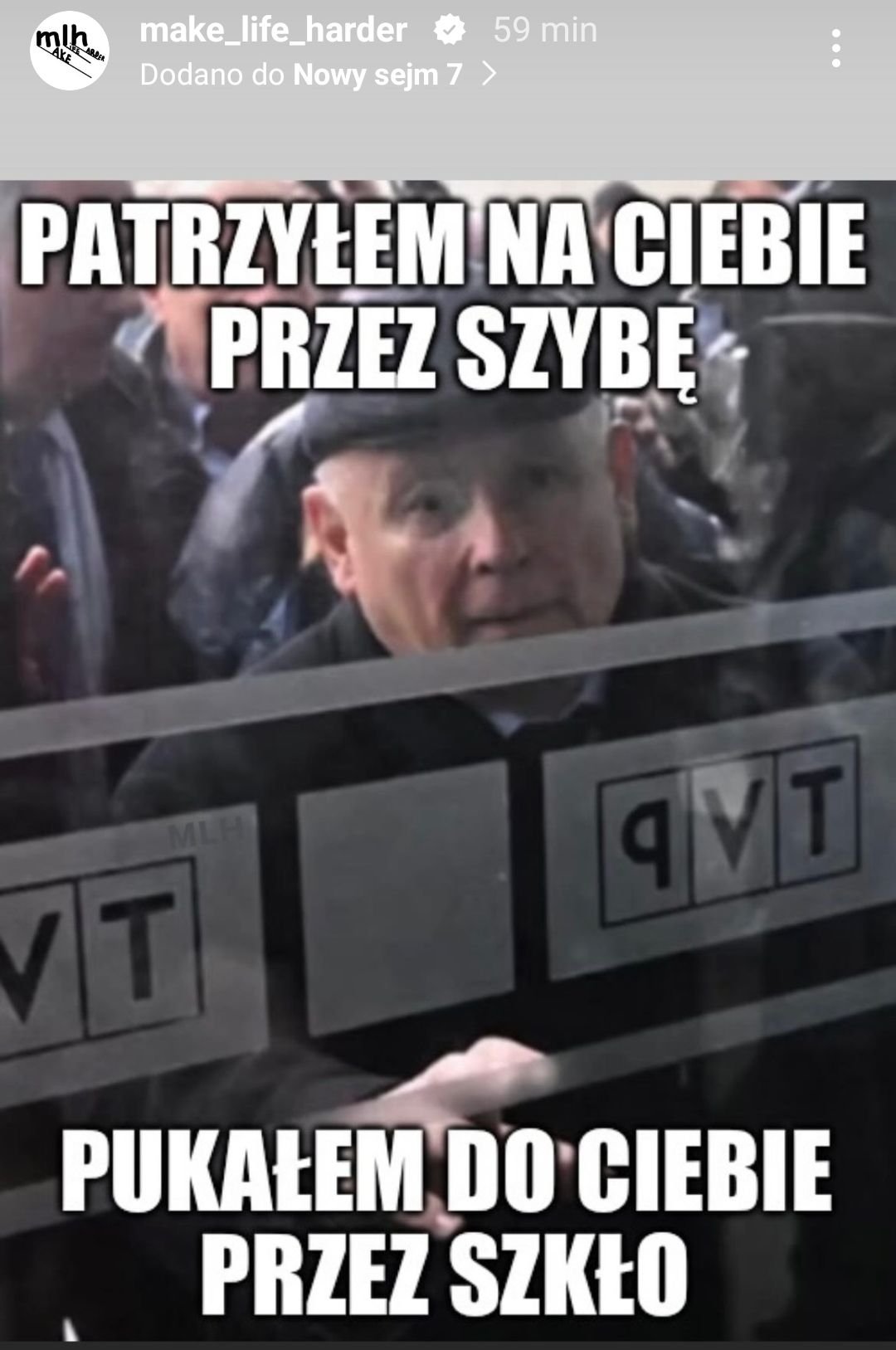 Jarosław Kaczyński przed szklanymi drzwiami TVP
