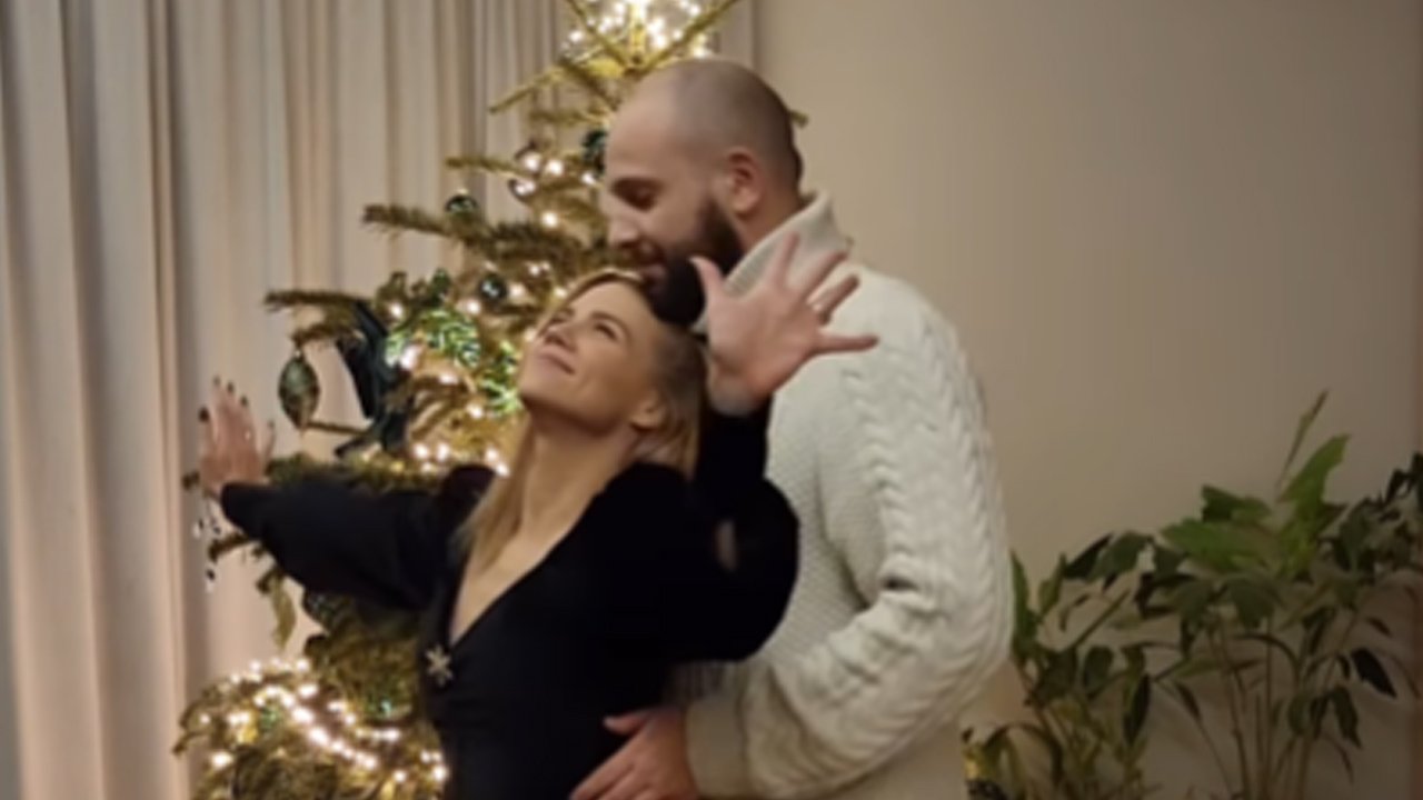 Kaczorowska wije się w sexy tańcu z mężem przy choince. Zmasowany atak internautów
