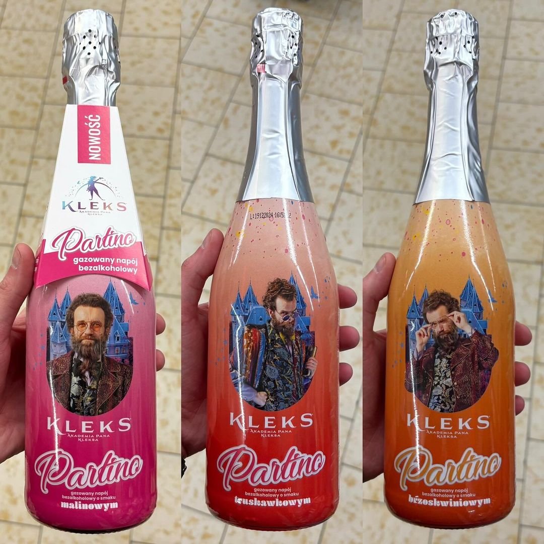 Trzy butelki z napojem udającym szampana; na etykiecie Pan Kleks