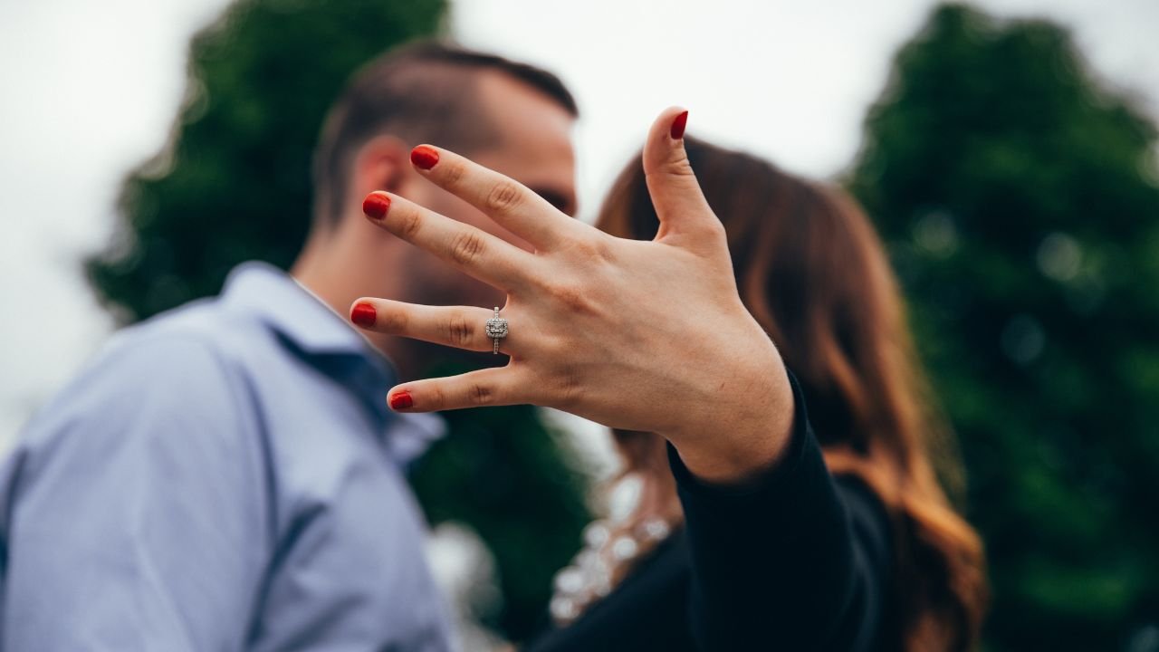 ręka kobiety z pierścionkiem zaręczynowym