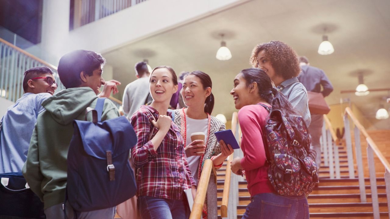 młodzi ludzie stoją na schodach