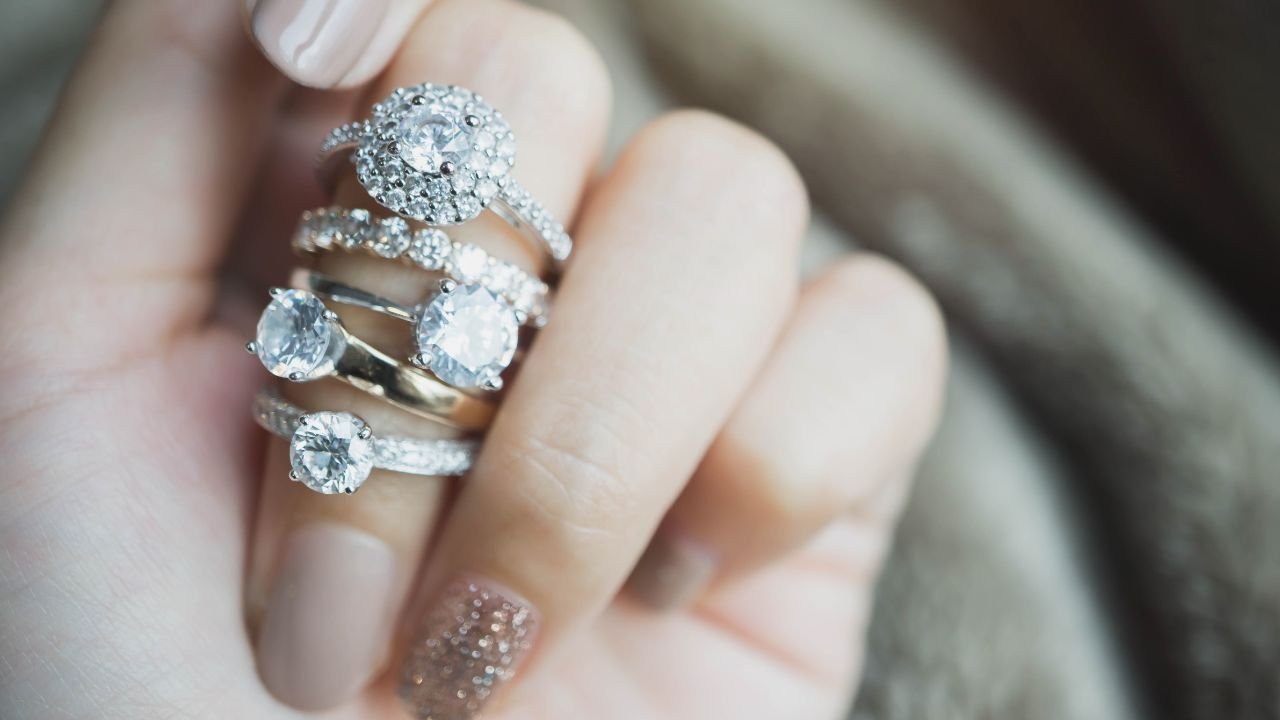 Na jakich palcach można nosić pierścionki?