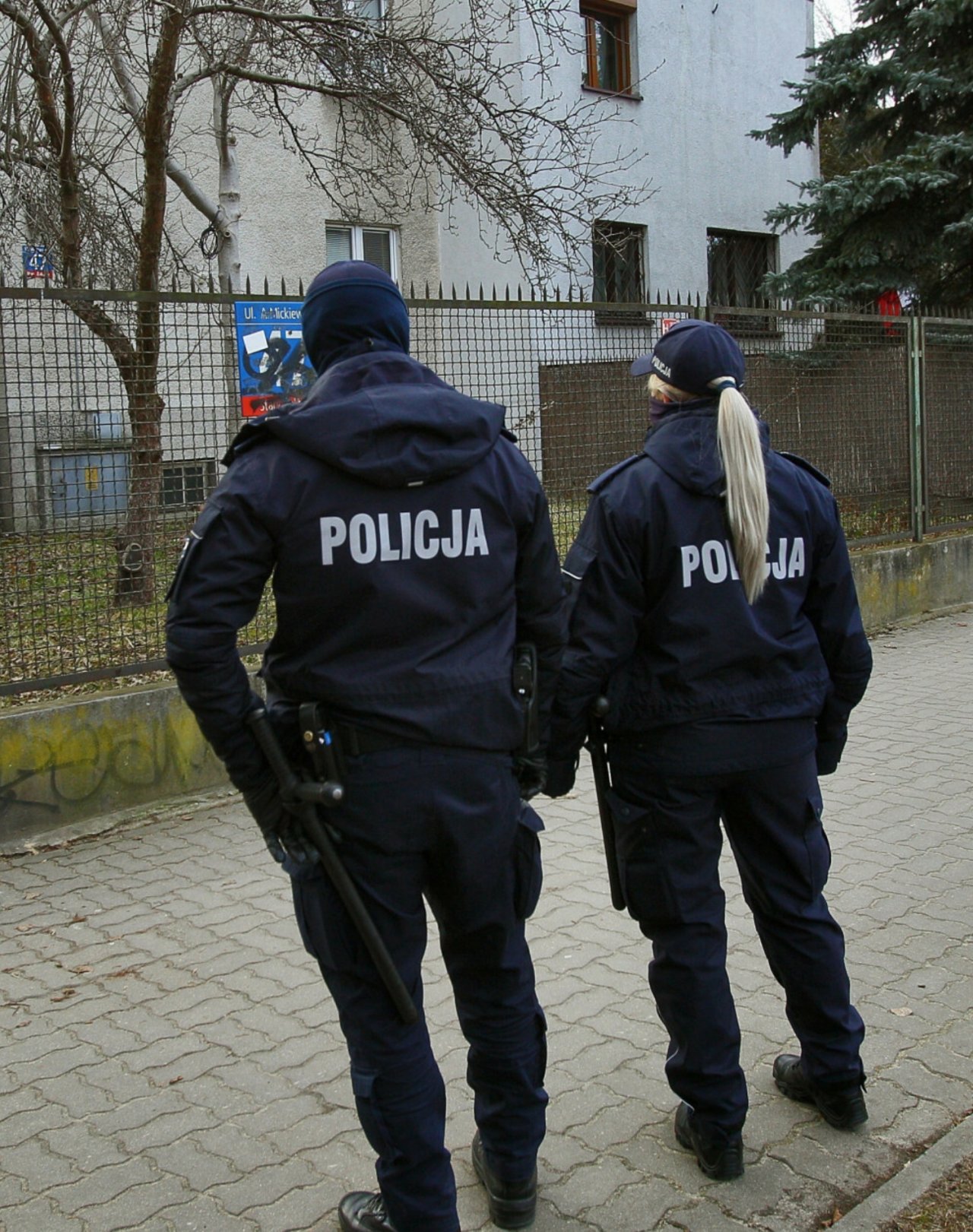 Patrol policji (dwóch policjantów w mundurach) przed domem Jarosława Kaczyńskiego