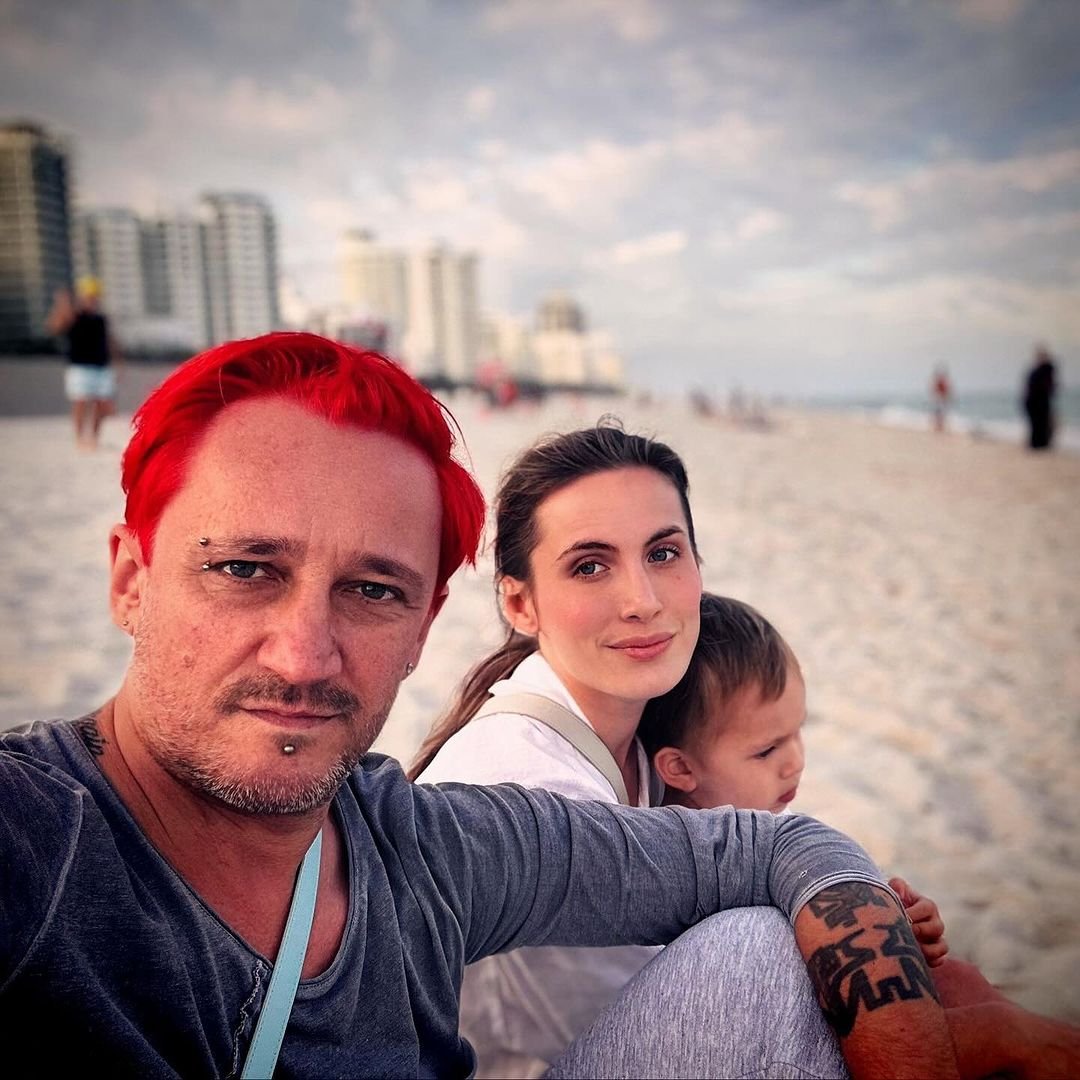 Michał Wiśniewski Pola isyn siedzą na plaży