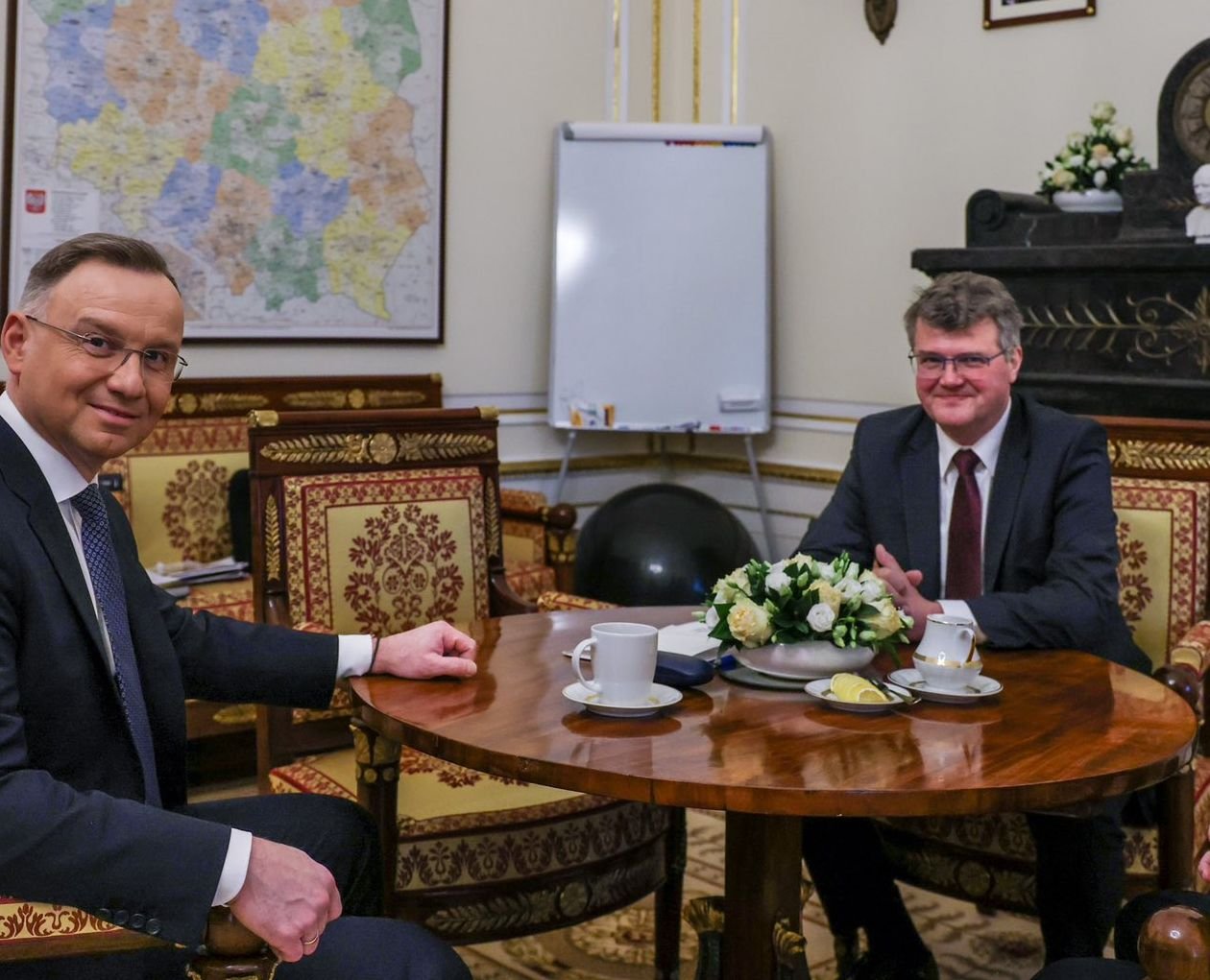 Andrzej Duda, przy stole w Pałacu Prezydenckim, czarna kula