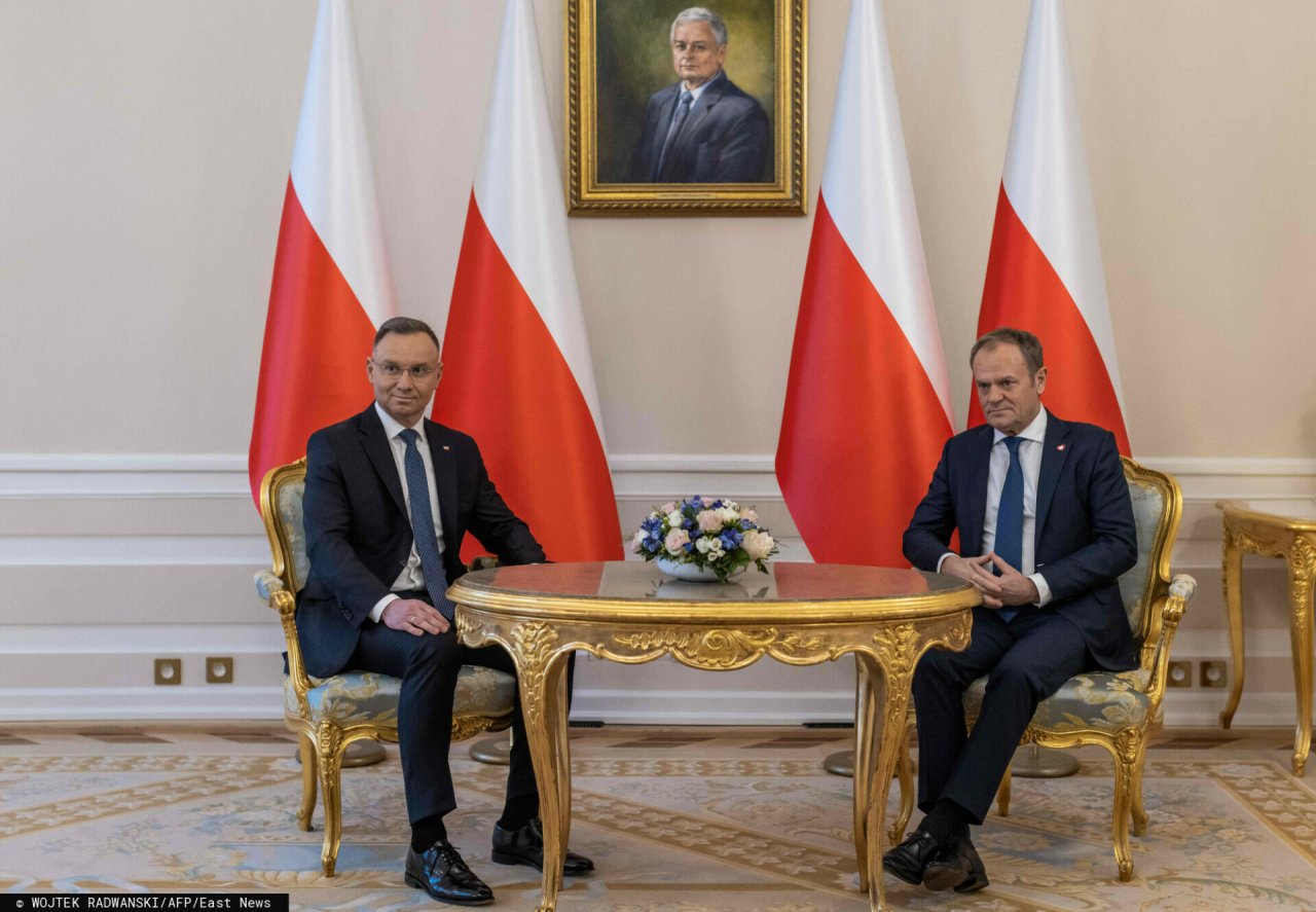 Andrzej Duda, Donald Tusk siedzą przy złotym stole na złotych krzesłach