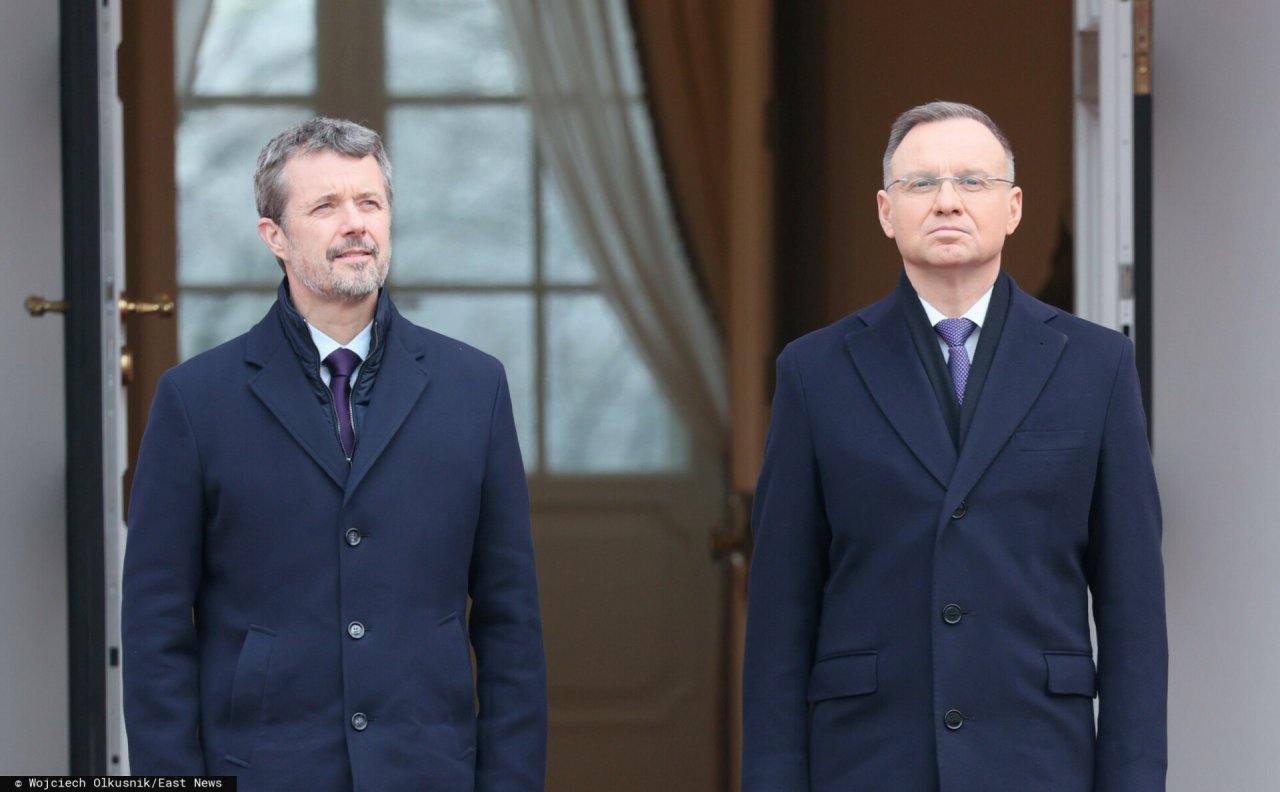 Król Danii Fryderyk X w granatowym płaszczu, Andrzej Duda w płaszczu, stoją przed Pałacem Prezydenckim