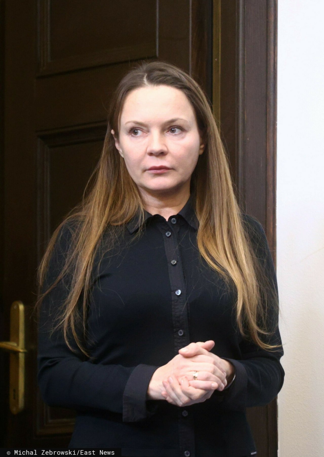 Barbara Kamińska w rozpuszczonych włosach i czarnej koszuli bez makijażu