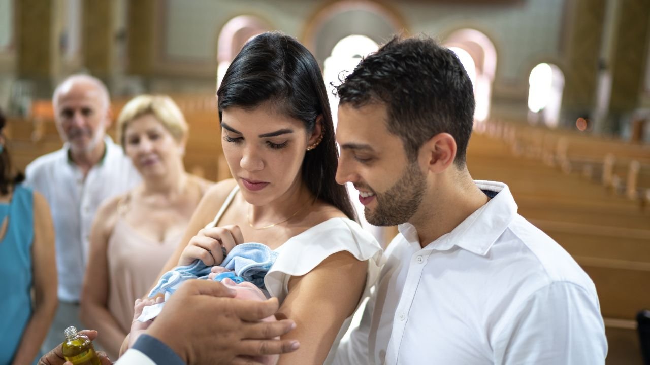 chrzest chłopca w kościele