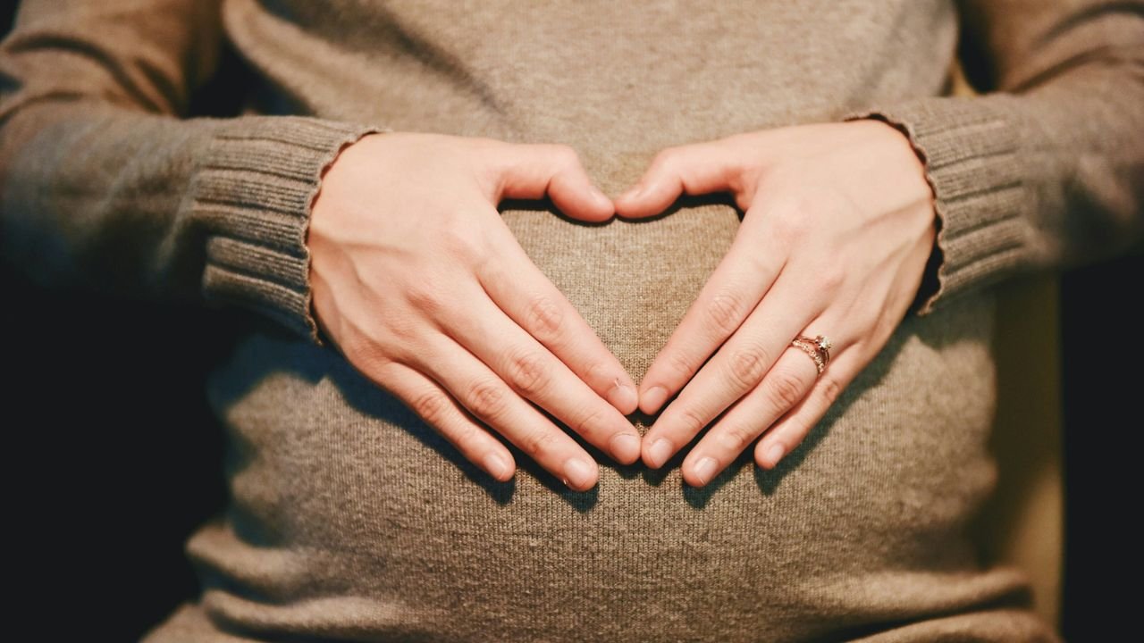 Jesteś w ciąży? Sprawdź, jakie objawy powinny Cię zaniepokoić!