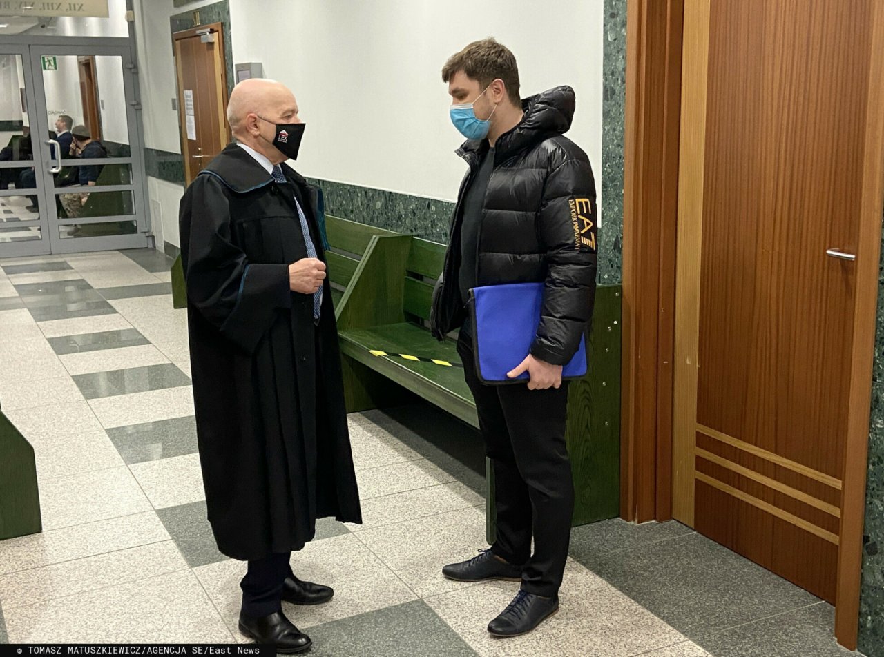 Daniel Martyniuk na korytarzu sądu razem z adwokatem