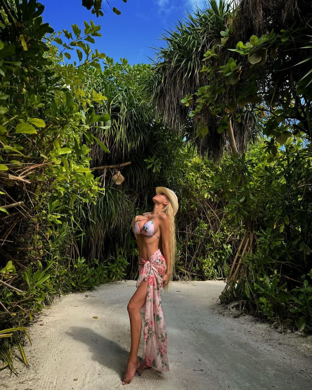Izabela Macudzińska w bikini na tle dzikiej przyrody