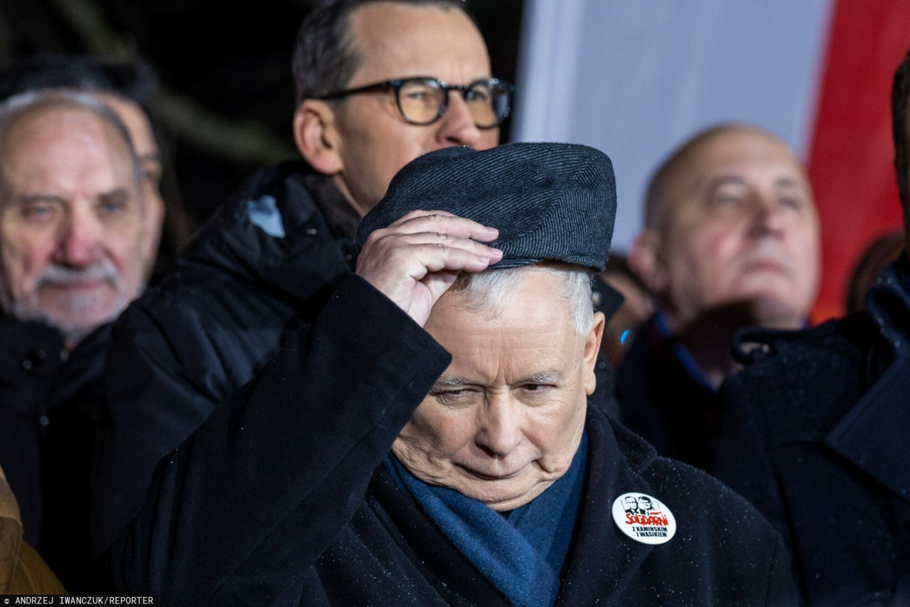 Jarosław Kaczyński w czapce, Mateusz Morawiecki w okularach i kurtce