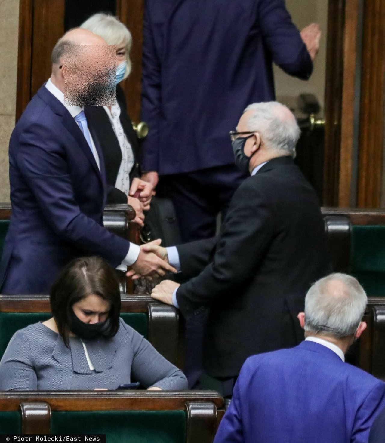 Jarosław Kaczyński gratuluje wyboru Piotrowi W. i ściska jego dłoń