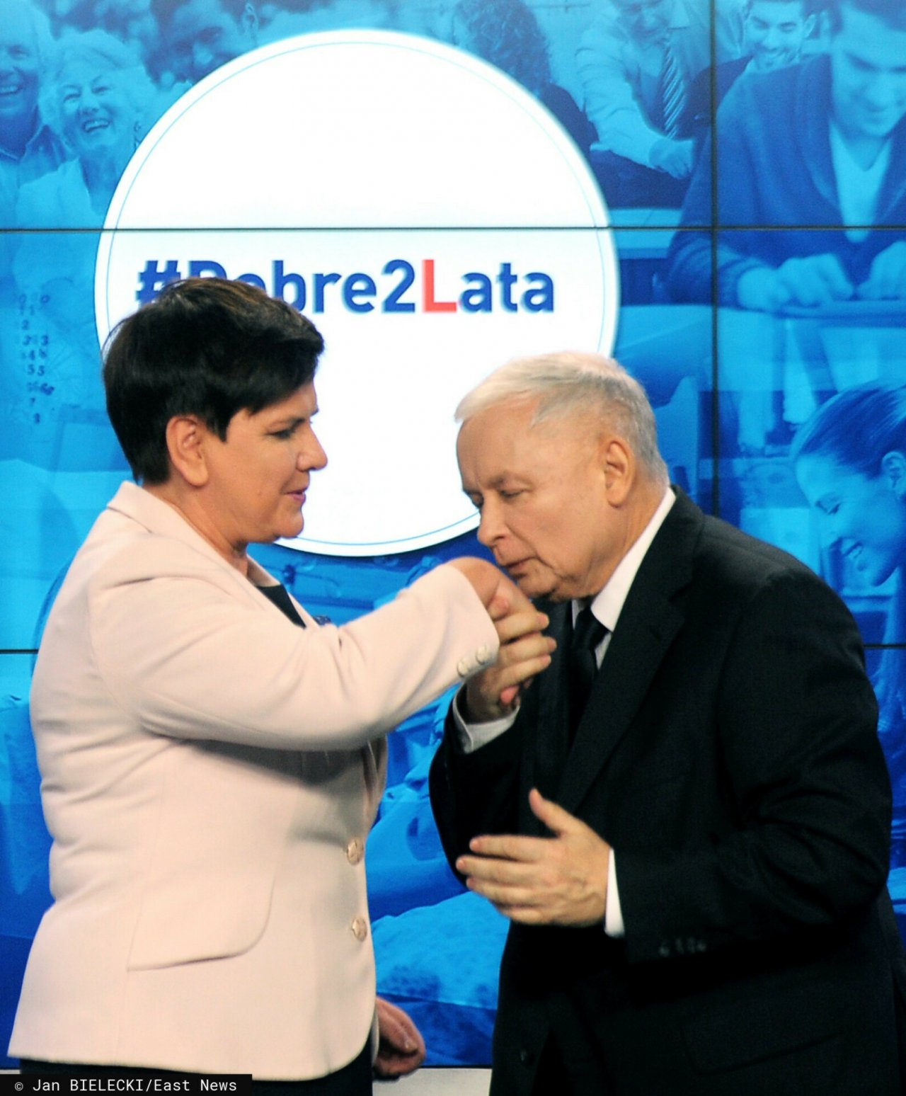 Jarosław Kaczyński całujący Beatę Szydło w dłoń