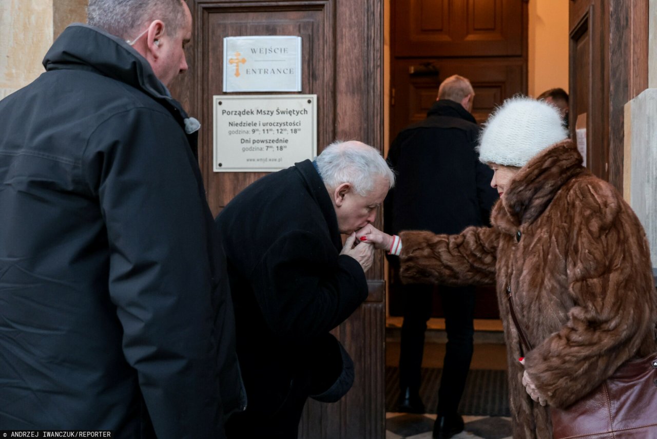 Jarosław Kaczyński całuje Teresę Mioduszewską w dłoń