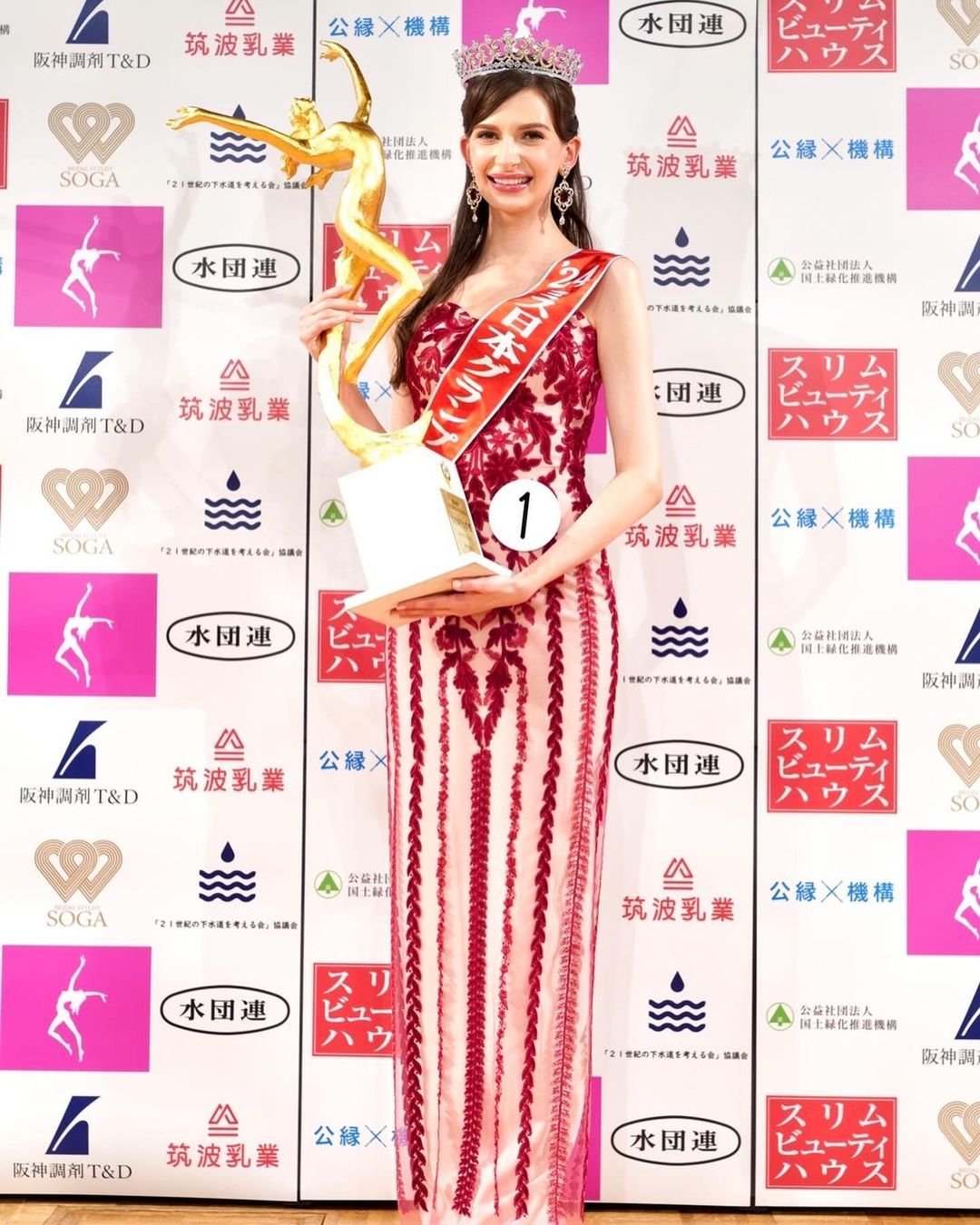 Karolina Shiino w czerwono-białej sukni i koronie Miss Japonii