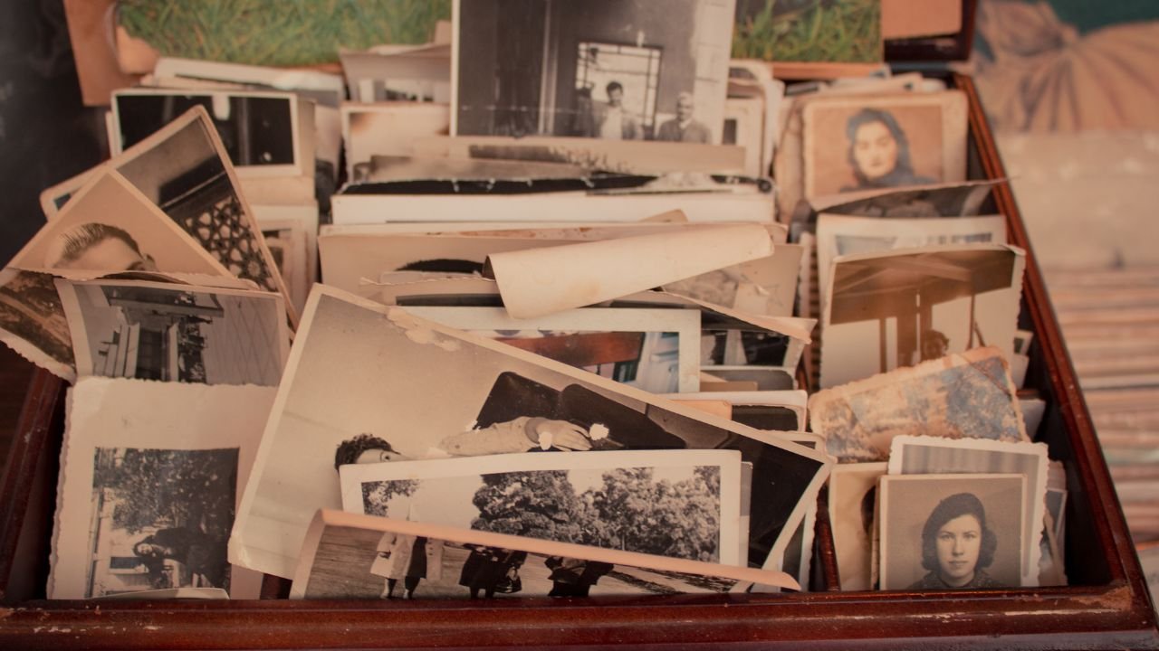 "Znalazłam na strychu kufer ze starymi zdjęciami. Skrywał tak wiele rodzinnych tajemnic"