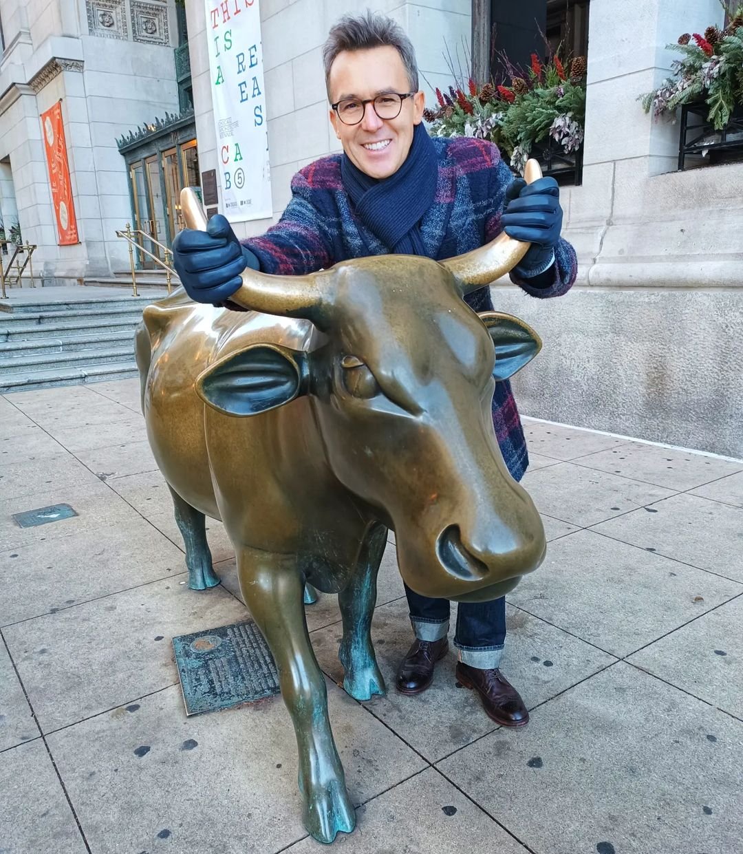 Maciej Kurzajewski z posągiem byka w Chicago