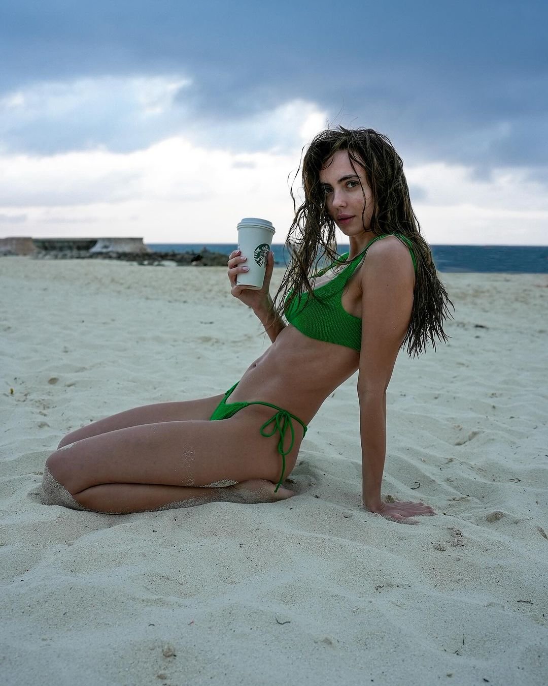 Marcela Leszczak w zielonym bikini na plaży