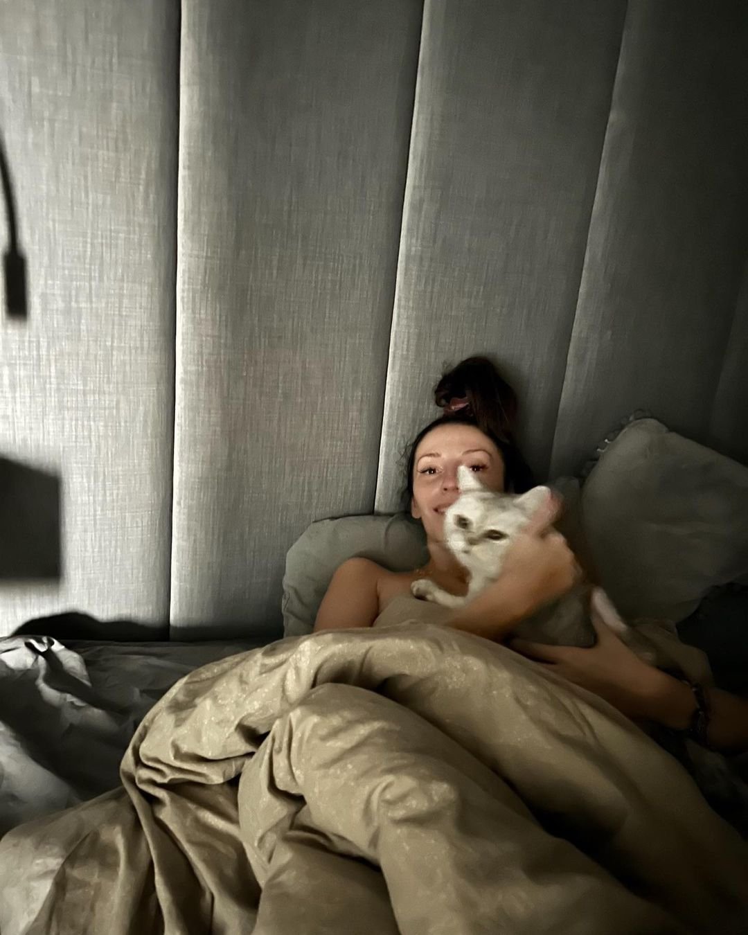 dziewczyna Marcina Hakiela w łóżku z kotem