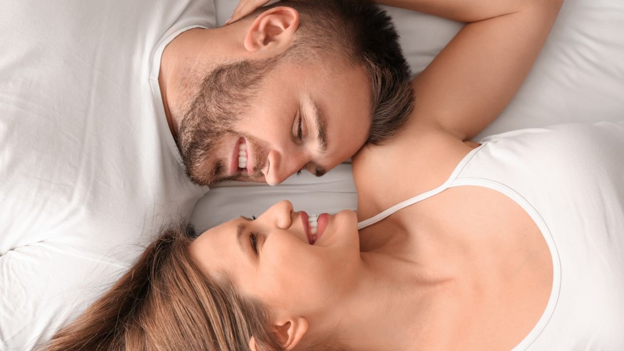 Para leży w łóżku i się przytula