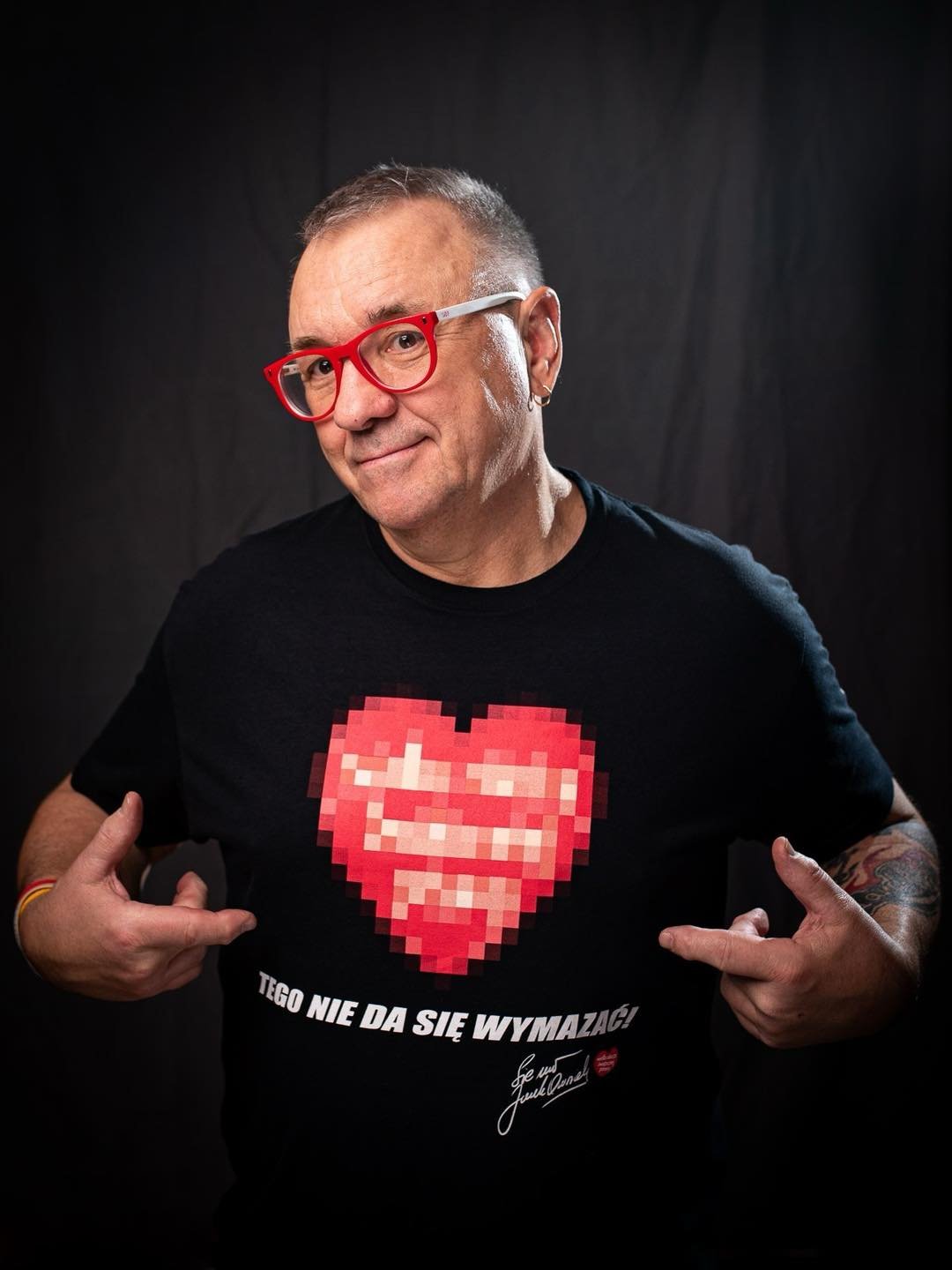 Jurek Owsiak w czerwonych okularach i czarnej koszulce