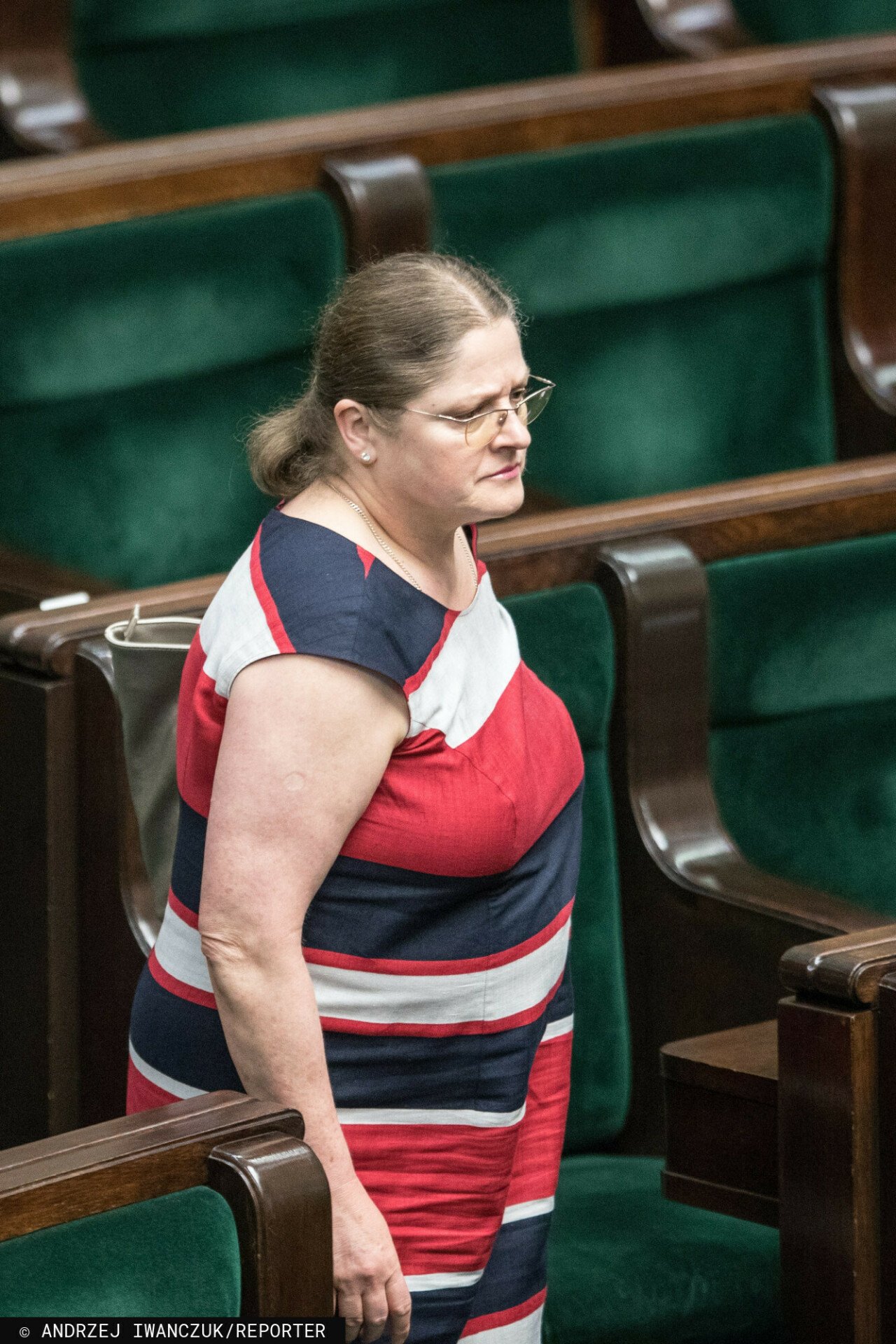 Krystyna Pawłowicz w sukience w paski na krótki rękaw w sejmie